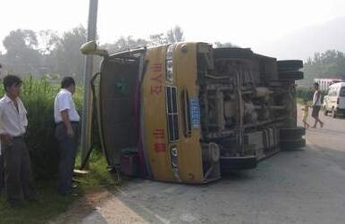 开车时怎么样躲避瞬间危险