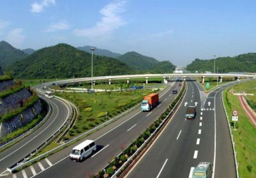 实习期小白司机进出高速公路匝道需要注意什么