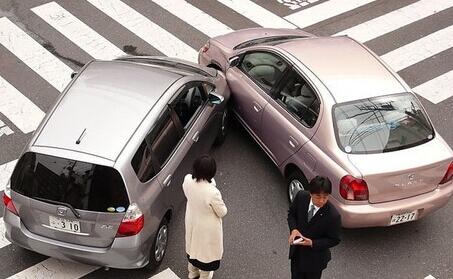 发生车祸时怎么样拍照留底