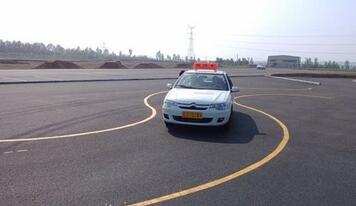 S路怎么样控制行车速度不压线