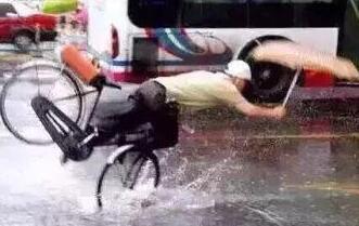 怎么样正确通过积水路面