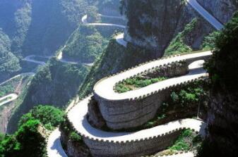 在山区路面开车应该注意什么