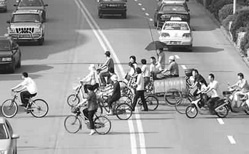 开车如何避让行人和自行车