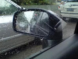 雨天开车如何维持视线明确