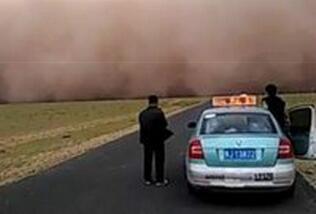开车遇见龙卷风如何解决