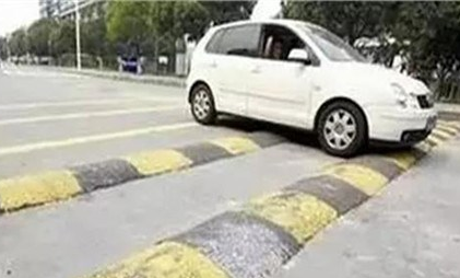 开车怎么样正确通过减速带