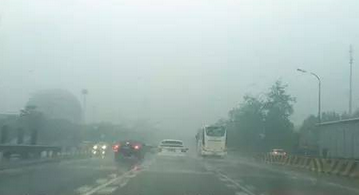雨天行车是开雾灯还是开双闪