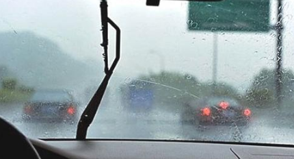 雨天开车怎么样维持视线明确