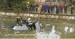 汽车溺水该怎么样逃生