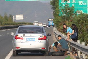 高速公路上车子爆胎如何解决