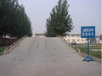 科目二考试怎么样让车子低速行进而不熄火