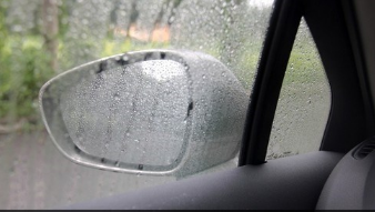 下雨天后视镜看不清如何解决