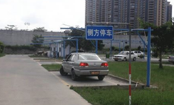 科目二侧方位停车制行车速度方法