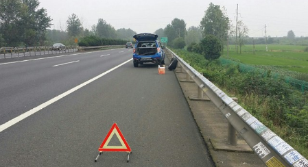 高速爆胎可以在应对车道换备胎吗