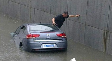 下雨汽车被淹如何解决