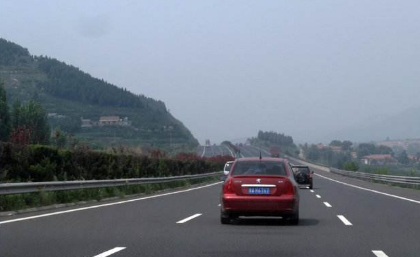 在高速公路让车不当的主要表现有什么