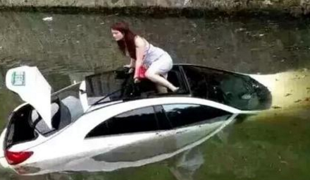 汽车掉水里如何自救