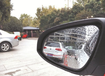 下雨天后视镜看不了解该如何解决
