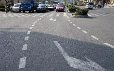 开车上路左转弯待转区如何走