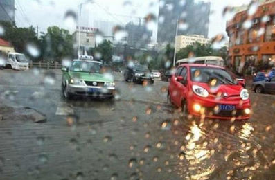 开车遇见暴雨如何解决 开车遇暴雨行驶方法