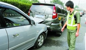 交警“特别关照” 刚上路的小白