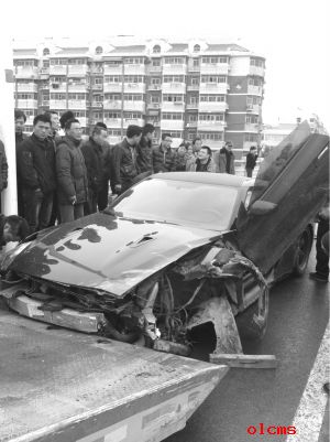 GTR跑车撞伤路边两名老人