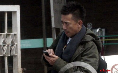 王学兵上路开车打手机违反交通规则