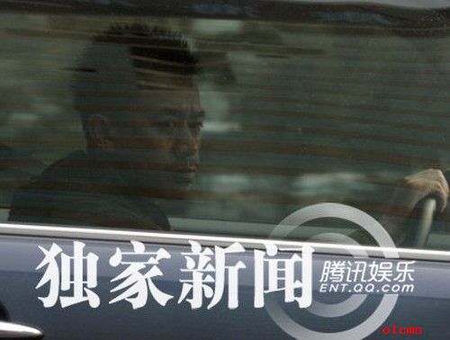 王学兵上路开车打手机违反交通规则