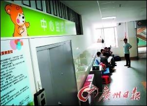 3岁男生路边玩耍 　遭校巴碾压