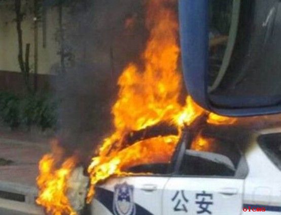 警车车头被熊熊大火包裹