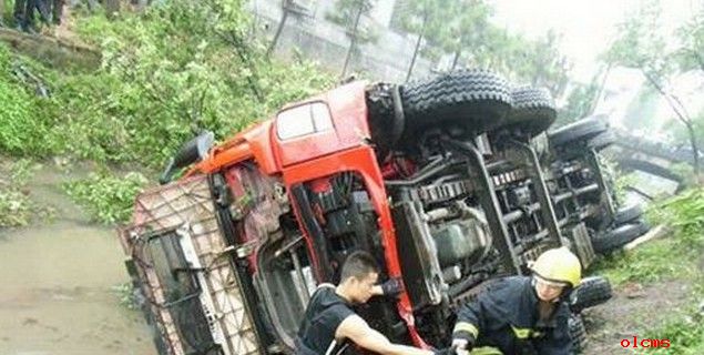 诸暨牌头杨傅省道上发生紧急汽车事故