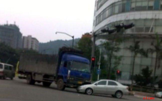 佛山交通事故 大货车强吻小车