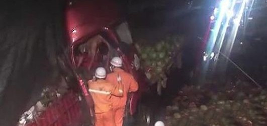 京港澳高速车祸 司机惨死 村民见死不救抢西瓜