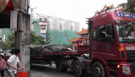 广东佛山长拖挂车卡在转弯位