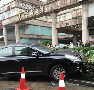 杭州车祸 天籁与电瓶车相撞