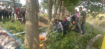 华容县一卡车撞断大树后侧翻入水沟