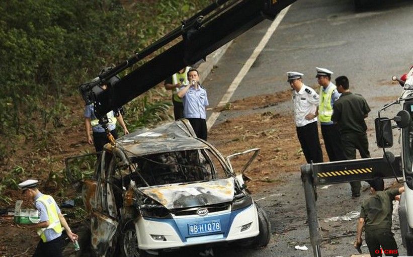 深圳滨海大道车祸 跑车追尾出租车三死两伤