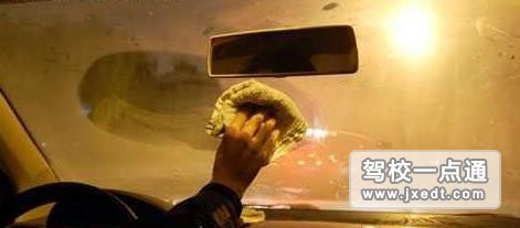 汽车除雾不靠抹布！