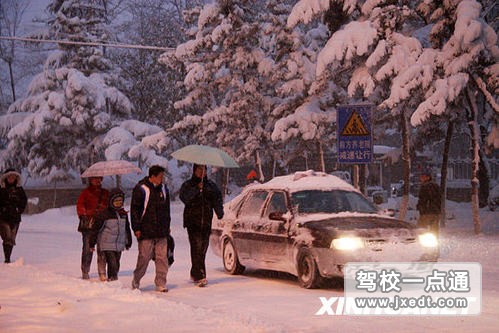 如何解决汽车在冰地路面不启动？