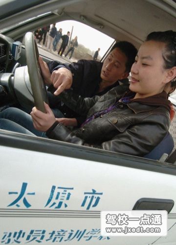 如何进行道路考试驾驶起步