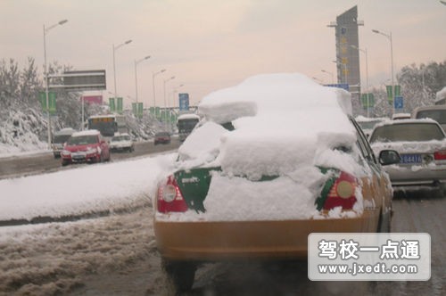 冰雪路面怎么样安全行驶