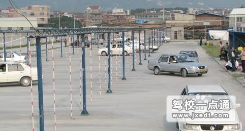 小白学车起步操作方法