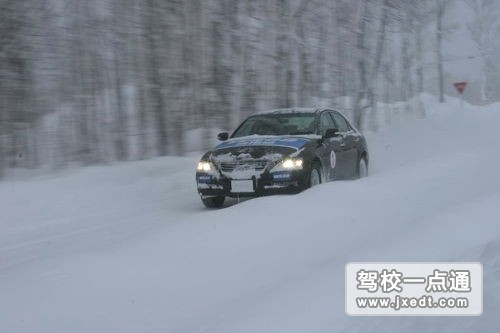 如何安全雪天行车