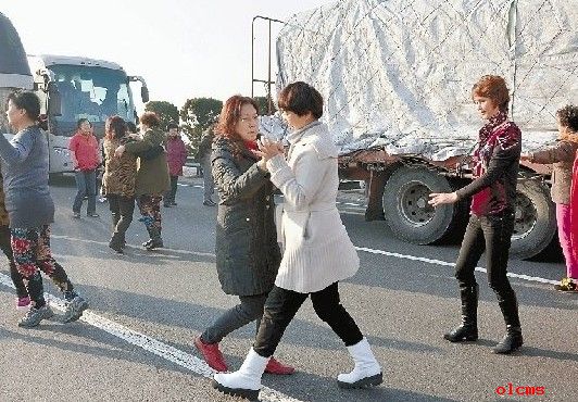 大雾引发京台高速22起车祸     因堵车乘客下车跳舞打发时间