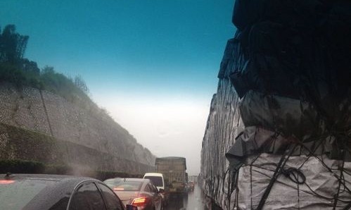 沈海高速宁德段堵车　网友疑前方发生交通事故(图)