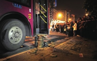 福州118路公交车第三发生碾人事故   母女二人一死一伤