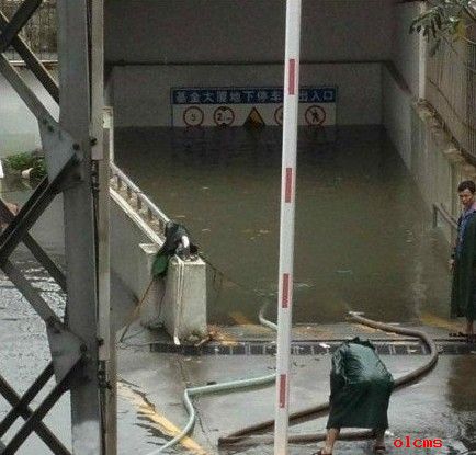 厦门暴雨已致4人遇难,开车遇上暴雨天气该怎么样预防?