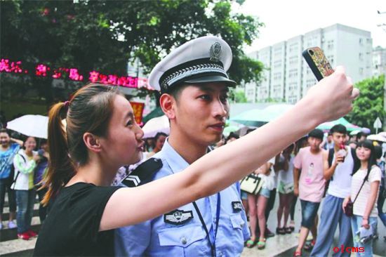 超帅交警引花痴高考考试生合影 声称已有女朋友是护士