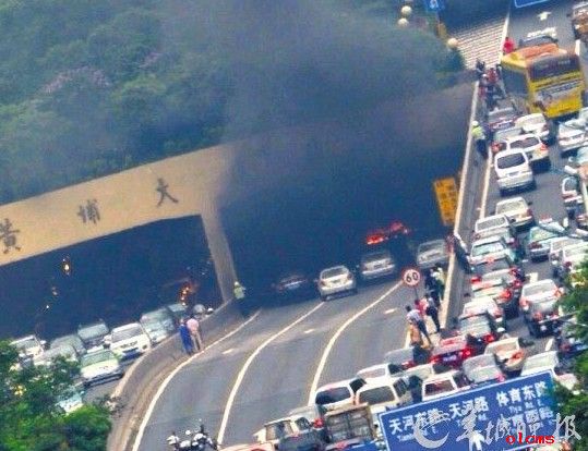黄埔大道汽车自燃导致大塞车 暂无职员伤亡