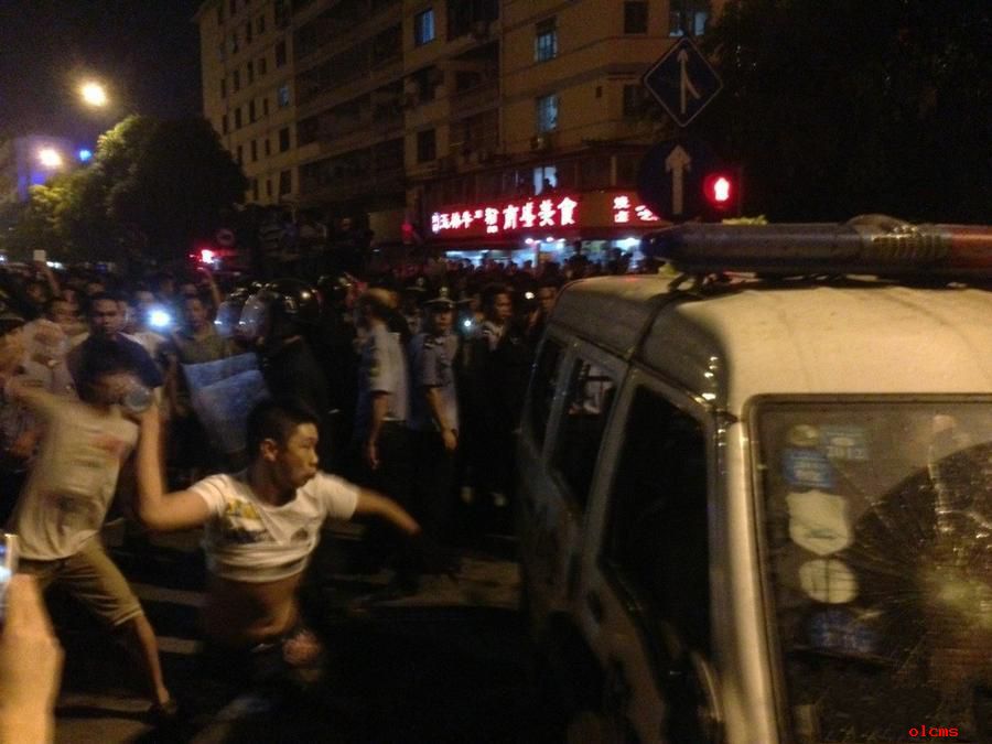 网曝广西南宁2车相撞引发混乱 数辆警车被砸